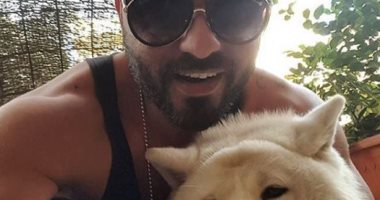 أحمد صلاح حسنى يكشف عشقه للكلاب بسيلفى جديد