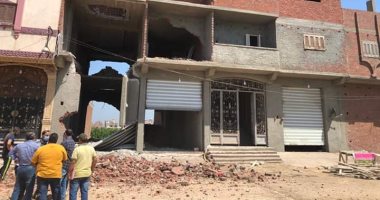 حى ثان المحلة يشن حملة لإزالة عقار مخالف.. صور 