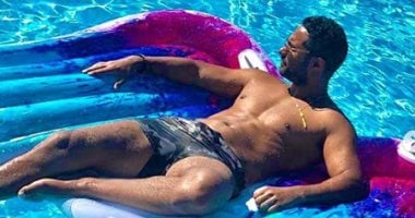 كريم فهمى يستمع بالأجازة بجناحين فى حمام السباحة
