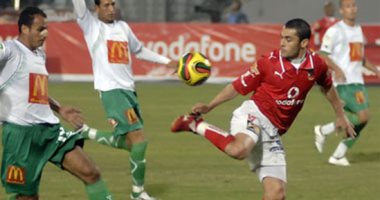 زى النهاردة.. الصقر أحمد حسن يظهر لأول مرة بقميص الأهلى ويسجل فى الزمالك