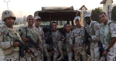 كلنا جيش مصر.. "أحمد" من محافظة أسوان يشارك صورته بالزى العسكرى