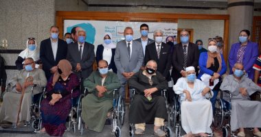 محافظ القليوبية يسلم 17 كرسى متحرك لذوى الهمم لأبناء قرية الأحراز (صور)