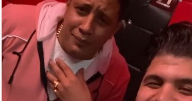 "مناخير حبيبى بلحة من الشام".. عمر كمال وقع من الضحك بعد أغنية لحمو بيكا