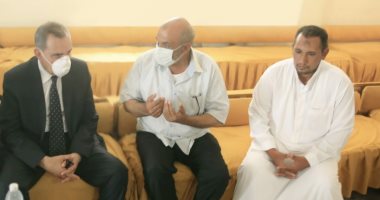 محافظ كفر الشيخ يقدم واجب العزاء لأسرة "نور" غريق بليطم (صور)