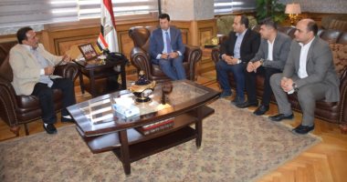 أشرف صبحى يلتقى سكرتارية الشباب باتحاد عمال مصر