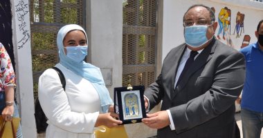 رئيس جامعة حلوان يكرم طلاب كلية التربية الفنية بعد تجميل سور الجامعة.. صور