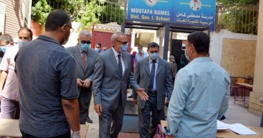محافظ القليوبية يتفقد امتحانات الثانوية في آخر مادة لشعبة علمي رياضيات.. صور