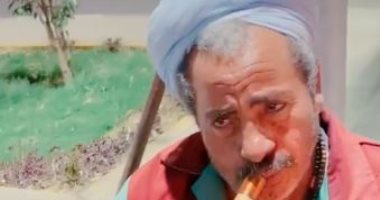 "رايق ومسلطن".. شاهد عزف عامل نظافة على "الناى" أثناء استراحته 