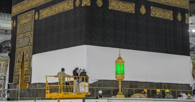 صور.. رفع ثوب الكعبة المشرفة استعداداً لموسم الحج