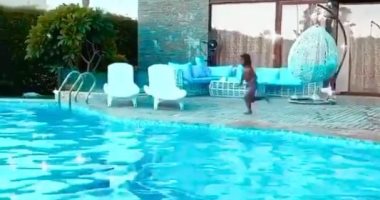 نجل محمد رمضان يستعرض مهاراته فى البسين.. والجمهور: أسطورة طالع لأبوك