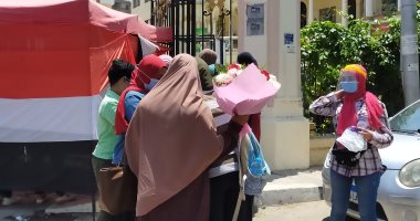 أسرة تستقبل ابنتها بالورود بعد لجنة آخر امتحانات الثانوية العامة.. صور