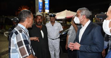 محافظ الفيوم يتفقد موقع حريق سوق سنورس