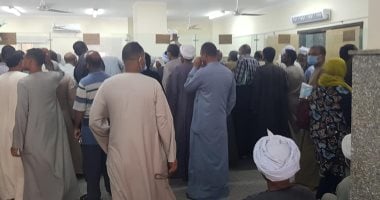تكدس وزحام المواطنين بـ"محلية قنا" لإنهاء التصالح فى مخالفات البناء.. صور