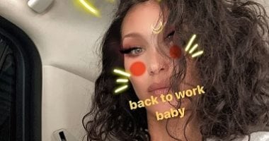 بـ"بورنوس الحمام" هكذا أعلنت بيلا حديد عودتها للعمل من جديد