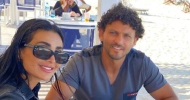 شاهد.. حسام غالى بصحبة زوجته أثناء تناول الإفطار على شاطئ البحر