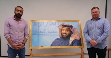 رسام عالمى يكرم تركى آل الشيخ بلوحة فنية لدعمه مدينة ألميريا فى مواجهة كورونا