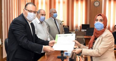 محافظ الشرقية يكرم الحاصلين على ورشة عمل "الاتجاهات الإدارية الحديثة".. صور