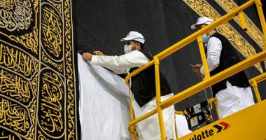 رفع كسوة الكعبة استعدادا لموسم الحج