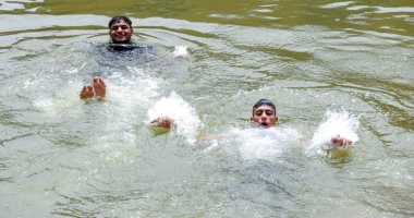 ترعتنا تغنى عن بحور الكون.. الهروب من حرارة الجو فى القرى للترع.. صور