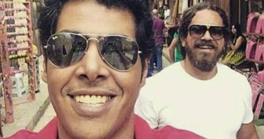 عمر متولى مع أمير كرارة فى صورة منذ 5 أعوام فى كواليس تصوير حوارى بوخارست