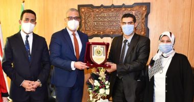 محافظ الفيوم يكرم محمد نادى ويهنئه بتولى منصب "وكيل صحة المنيا"
