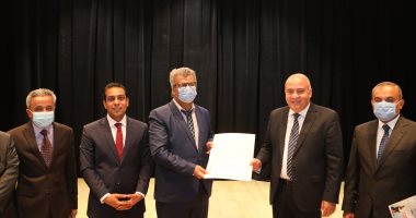 محافظ قنا يكرم مديرى مستشفى قنا العام والوقف لدورهما فى التصدى لكورونا