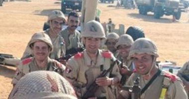 كلنا جيش مصر.. علاء من القاهرة يشارك بصورته بالزى العسكرى