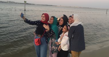 المصطافون يحتفلون بإعادة فتح الشواطئ فى الإسماعيلية بالسيلفى..المحافظ: إعادة فتح الشاليهات بنسبة إشغالات 25% ومنع نزول البحر.. تطبيق الإجراءات الوقائية لمواجهة كورونا.. وخطة لتطوير الأندية الشاطئية.. فيديو وصور