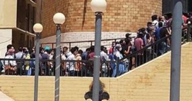 صور.. زحام شديد فى امتحانات الفرق النهائية بجامعة الإسكندرية