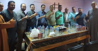 تكريم أبطال الجيش الأبيض في مستشفى القرنة بعد شفاء كل حالات كورونا.. صور