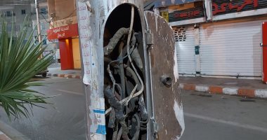 اضبط مخالفة.. أسلاك عمود إنارة عارية بشارع البستان بقنا (صور)