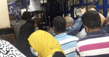 خوفا من كورونا.. شكوى من زحام شديد بمكتب التأمينات الاجتماعية وسط الجيزة