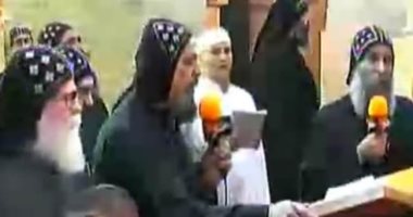 رهبان دير مارجرجس بالرزيقات يطيبون رفات شفيع الدير فى تذكار وضع جسده بكنيسته بمصر القديمة
