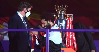 محمد صلاح بالعلم المصرى لحظة صعوده على منصة التتويج بالدوري الإنجليزي