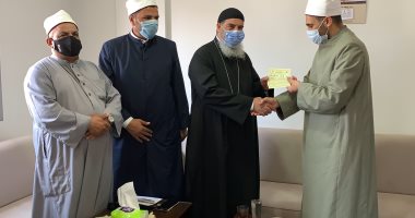 راعي الكنيسة الكاثوليكية بالغردقة يتبرع بـ5 صكوك أضحية للأوقاف.. صور