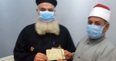 وسط ترحاب من المشايخ.. كاهن كنيسة بالشرقية يشترى صك أضحية العيد