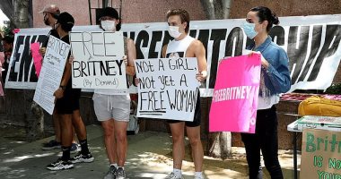 جمهور بريتنى سبيرز يتظاهر أمام المحكمة لتحريرها من وصاية 10 سنوات بحملةFree Britney