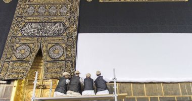 رفع كسوة الكعبة المشرفة ووضع الحواجز حولها استعدادا لموسم الحج.. صور