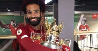 محمد صلاح محتضنا كأس الدوري الإنجليزي: الحلم أصبح حقيقة
