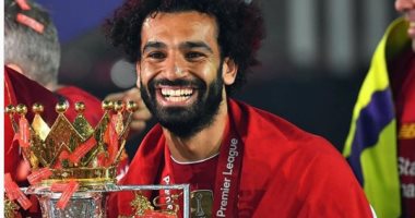 محمد صلاح يواصل الاحتفالات بلقب الدوري الإنجليزي بصورة جديدة بعلم مصر