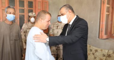 محافظ سوهاج يؤدى واجب العزاء لأسر الشهيدين محمد شافع وعبد الرحمن جمال