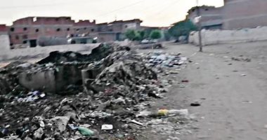 سيبها علينا.. شكوى من انتشار القمامة بقرية أشروبة بالمنيا