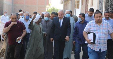 محافظ قنا يتفقد مشروعات مبادرة حياة كريمة بفرشوط