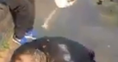 شابان يهاجمان مشردا فى بريطانيا ويرمياه فى بركة للتسلية فقط.. فيديو وصور