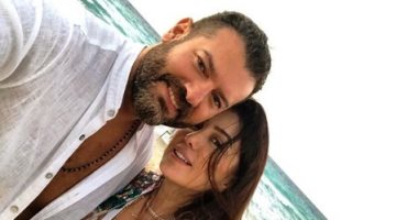 نسمات الصيف الرومانسية تجمع عمرو يوسف وكندة علوش على شاطئ البحر