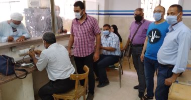 صور.. أهالى الأقصر يتوافدون على المكاتب لصرف معاشات أغسطس وسط إجراءات وقائية