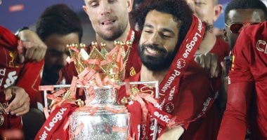 محمد صلاح يحمل علم مصر فوق أكتافه ويرفع كأس الدورى الإنجليزي.. فخر العرب يشارك في فوز ماراثوني على تشيلسي.. الريدز يحتفل باللقب في المباراة الأخيرة على "أنفيلد".. وكلوب: سنحتفل مع الجماهير بعد اختفاء الفيروس 