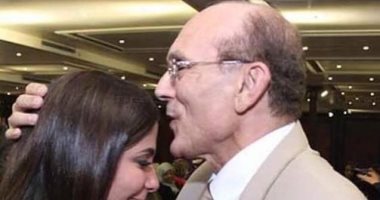 محمد صبحى يقبل رأس منى زكى.. ويعلق: مع تلميذتى