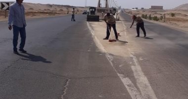 مجلس مدينة القصير يكلف برفع الأتربة بمدخل قرية الحمراوين ..صور 