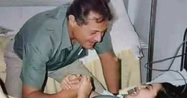 نوستالجيا.. محمود عبد العزيز يطمئن على شريهان بعد حادث بالثمانينات × صورة نادرة
